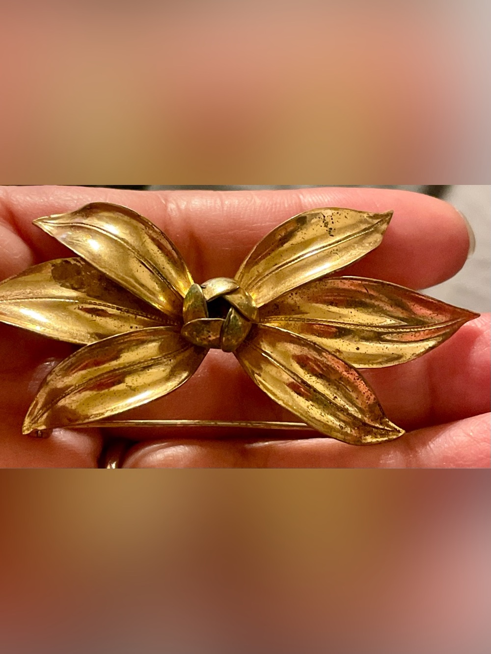 Gold Floral Leaf Brooch - Women's Elegant Gold-Tone Accessory